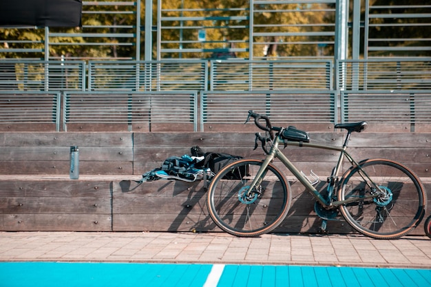 Bicicleta en cancha deportiva