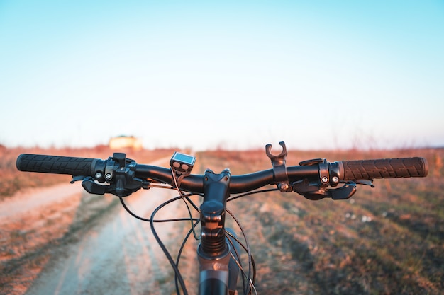 Bicicleta en la carretera de campo