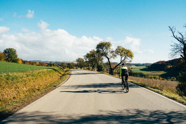 Foto bicicleta en la carretera contra el cielo