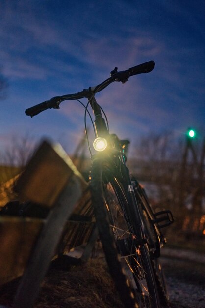 Bicicleta en la carretera en medio del campo contra el cielo por la noche