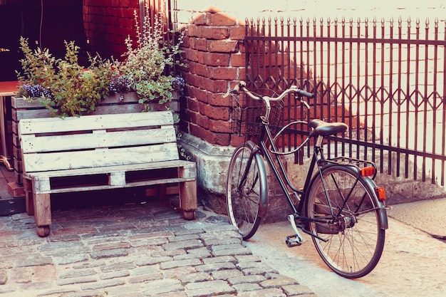 Bicicleta cerca de café al aire libre en la calle antigua Enfoque selectivo Estilo vintage