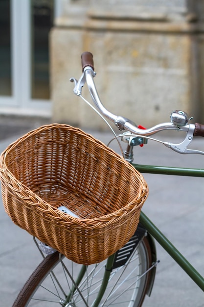 Foto una bicicleta con una cesta en la parte delantera.