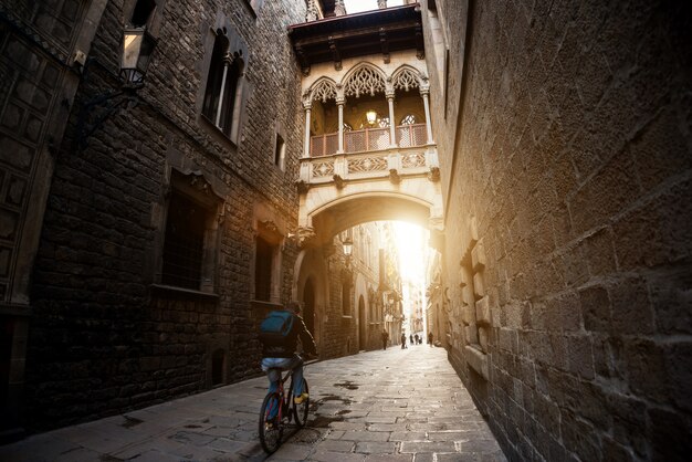 Bicicleta de ciclismo de personas de barcelona en barri gothic quarter en barcelona, cataluña, españa.