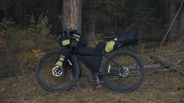 La bicicleta de cicloturismo todoterreno con bikepacking. El viaje en bicicleta multipista, carretera al aire libre en montañas nevadas.