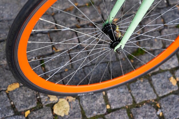 Una bicicleta de ciudad estacionada contra la pared de un café en la ciudad