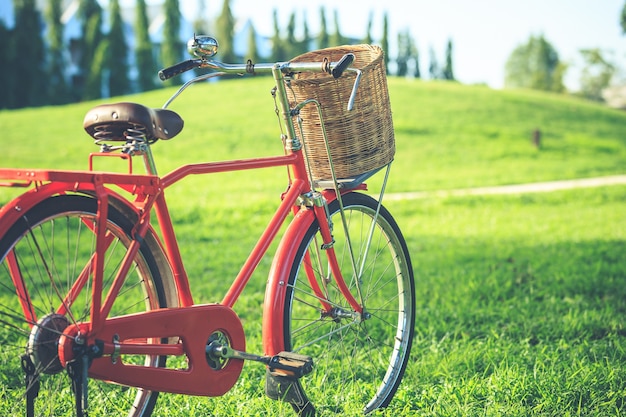 Bicicleta clássica de estilo vermelho Japão no parque, efeito de filtro Vintage