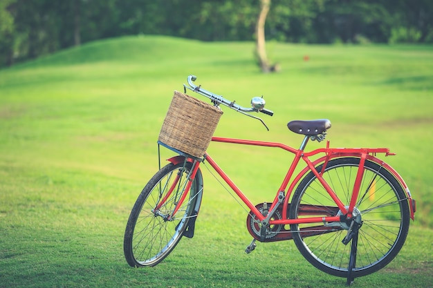 Bicicleta clássica de estilo vermelho Japão no parque, efeito de filtro Vintage