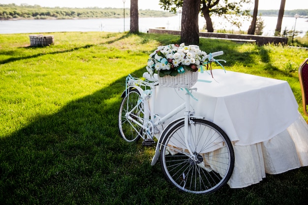 Bicicleta com decoração de cesta de flores