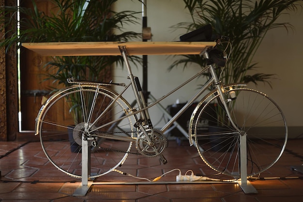 Bicicleta com mesa de dj para evento musical à noite