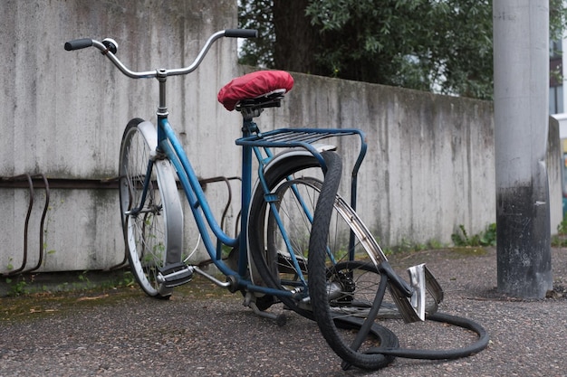 Bicicleta com uma roda amassada quebrada no estacionamento