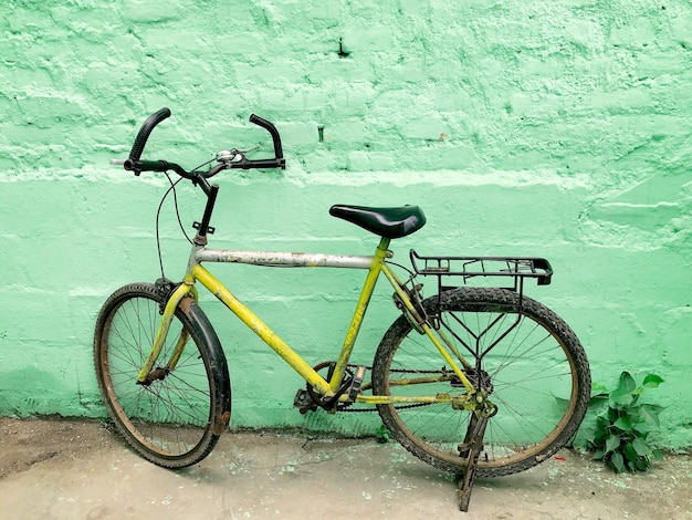 Foto bicicleta contra a parede