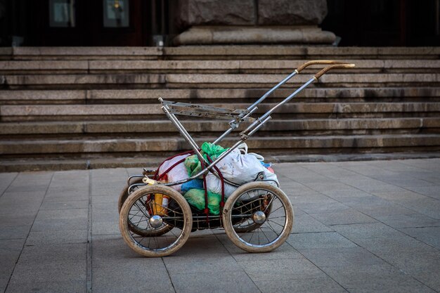 Bicicleta contra la pared de ladrillo