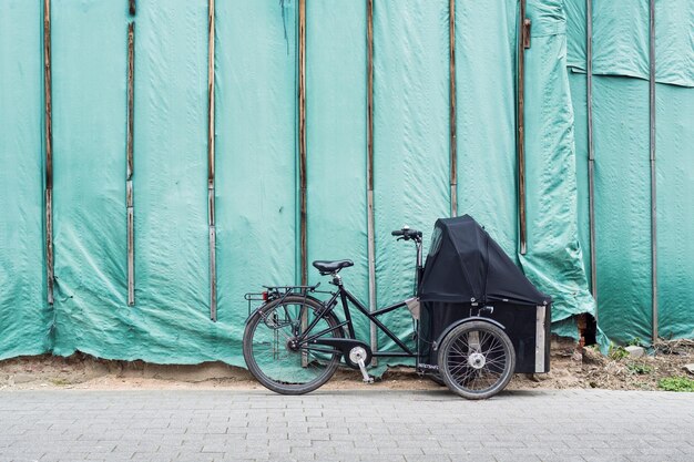 Foto bicicleta contra la pared verde