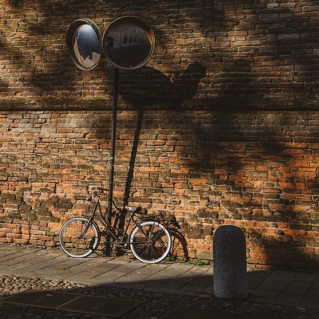 Bicicleta contra la pared