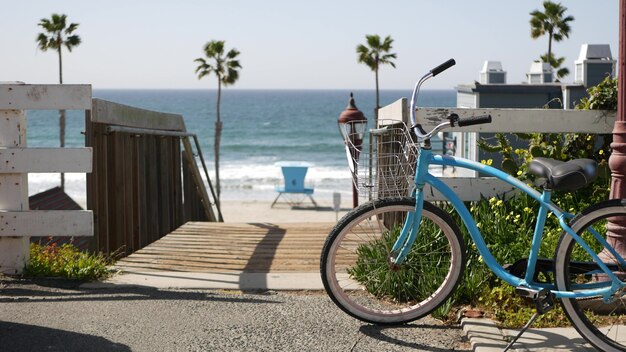 Bicicleta de crucero por Ocean Beach, costa de California, Estados Unidos. Ciclo de verano, escaleras y palmeras.