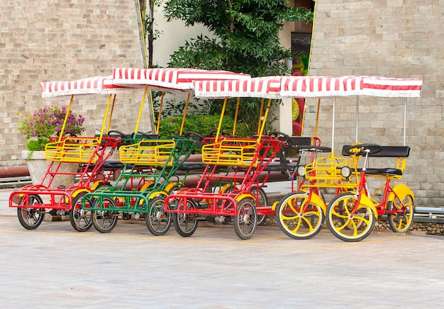 Bicicleta de cuatro ruedas en la plaza.