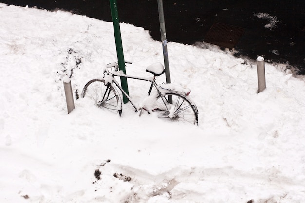 Bicicleta cubierta de nieve