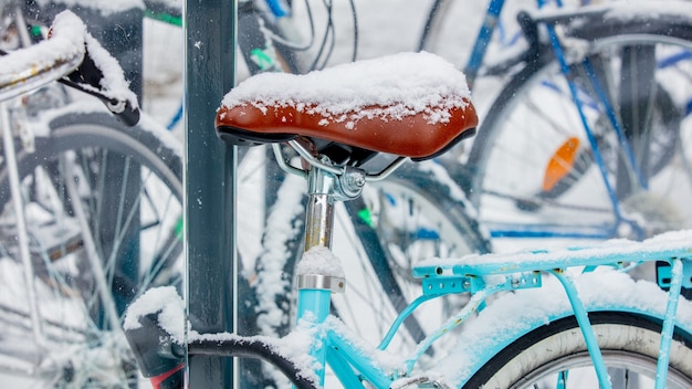 Bicicleta de belo estilo na neve após uma alta queda de neve na europa.