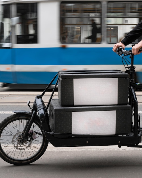 Foto bicicleta de correio de carga preta com duas caixas fechadas e espaço para logotipo