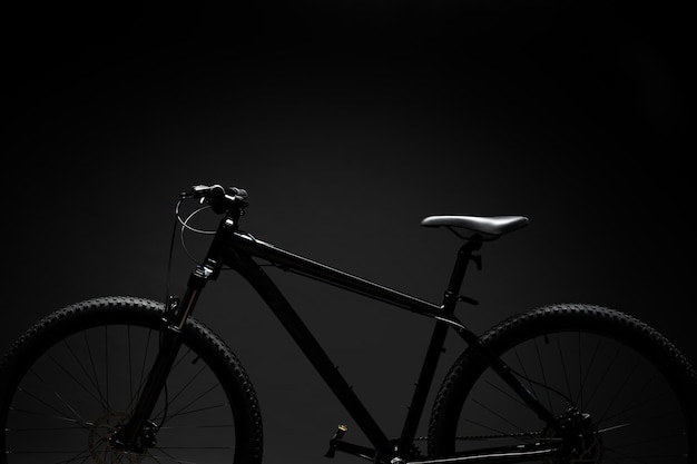 Foto bicicleta de montanha preta em fundo preto
