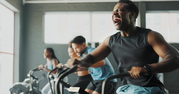 Bicicleta de ejercicio de actividad y entrenamiento con personas en el gimnasio juntos para ejercicio cardiovascular o intenso Máquina elíptica aptitud y potencia con grupo de atletas en club de salud para desafío o rendimiento