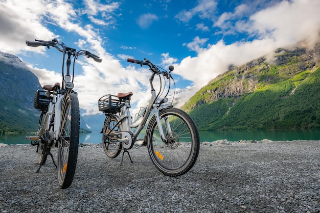 Bicicleta eléctrica en el fondo de la naturaleza Noruega