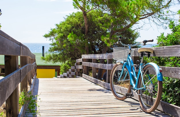 Bicicleta em uma ponte de madeira na estrada para a praia