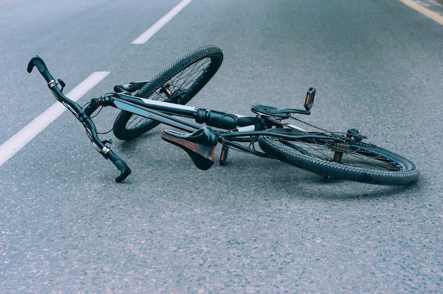 Foto bicicleta se encuentra en la acera de la calzada