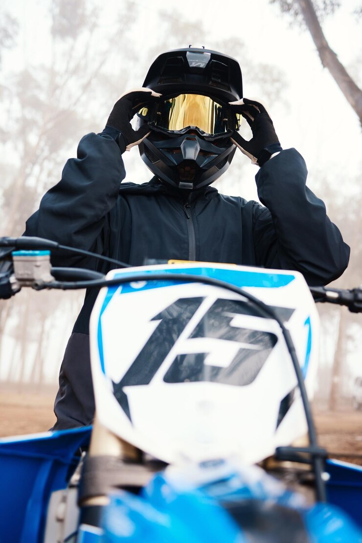 Foto bicicleta esportiva e velocidade com uma pessoa em uma motocicleta na floresta para treinamento e desempenho desafiadores fitness rápido e liberdade com o homem andando na natureza para viagens e aventuras