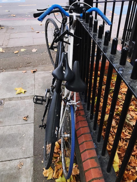 Bicicleta estacionada en la acera de la ciudad