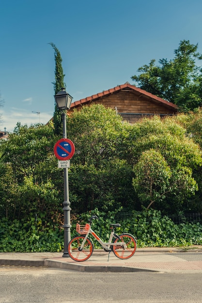 Bicicleta estacionada en la acera