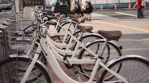 Bicicleta estacionada al costado de la carretera en japón