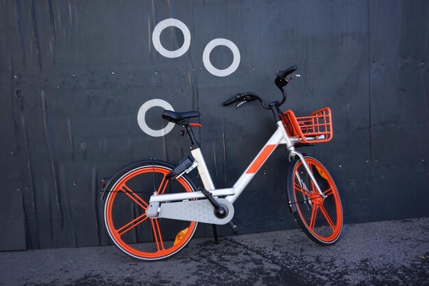 Bicicleta estacionada en la calle contra la pared