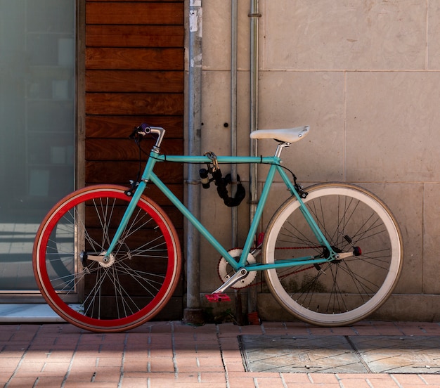 Bicicleta estacionada cerca de la casa