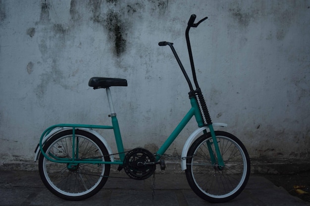 Bicicleta estacionada contra a parede