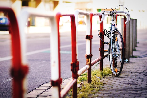 Foto bicicleta estacionada contra o corrimão