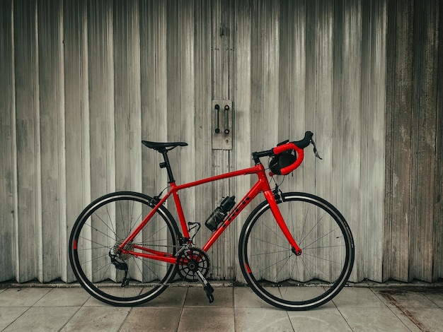 Bicicleta estacionada contra la pared