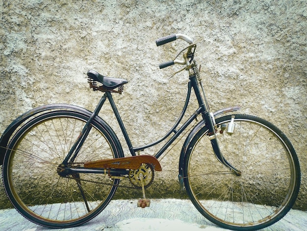 Foto bicicleta estacionada contra la pared