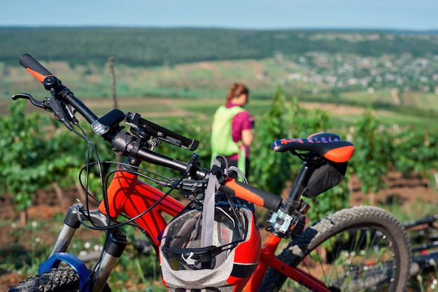 Bicicleta estacionada e uma mulher no campo