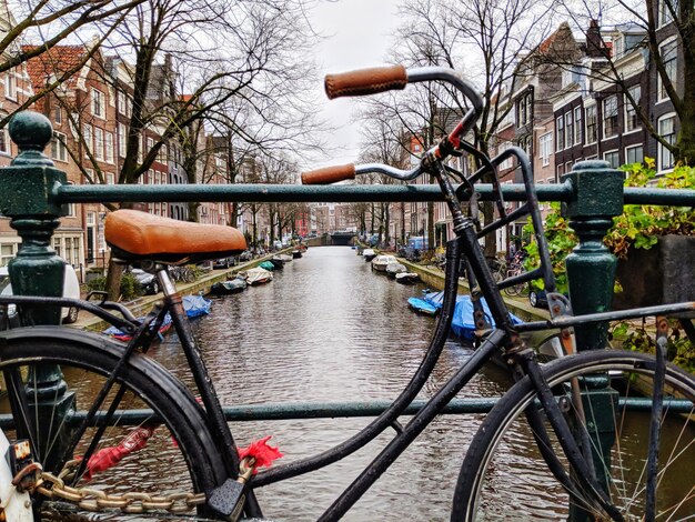 Foto bicicleta estacionada em frente ao edifício