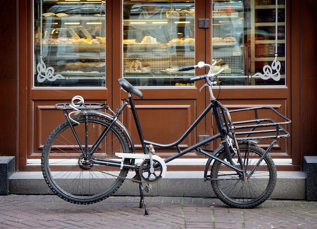 Bicicleta estacionada frente a una panadería