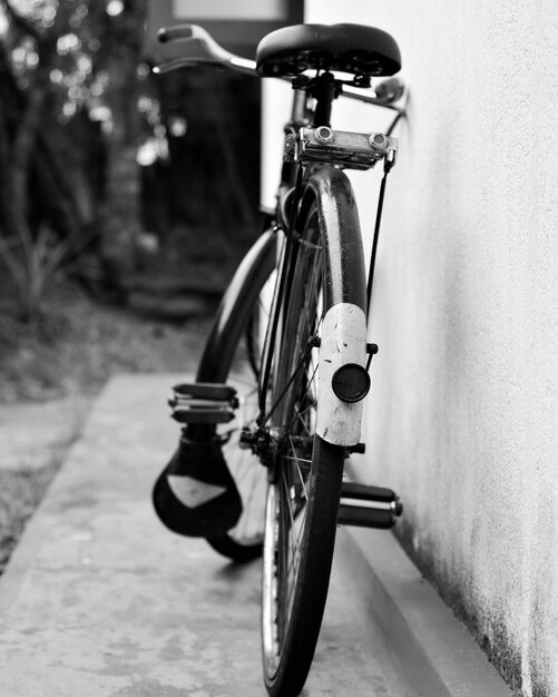 Foto bicicleta estacionada junto à parede