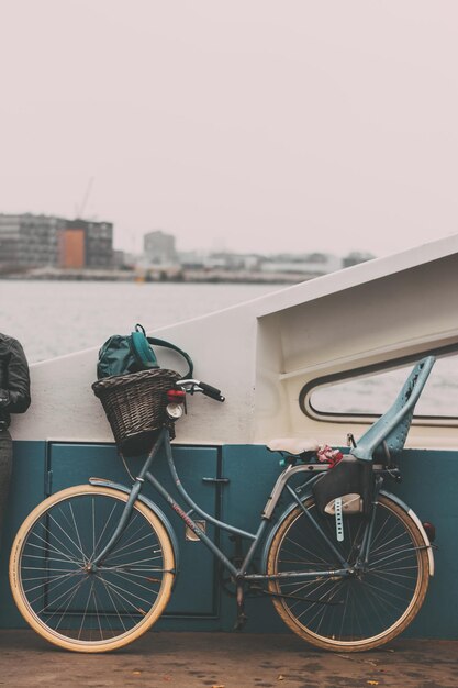 Foto bicicleta estacionada junto al mar contra el cielo