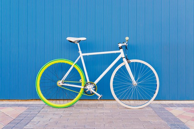 Foto bicicleta estacionada na calçada contra a parede