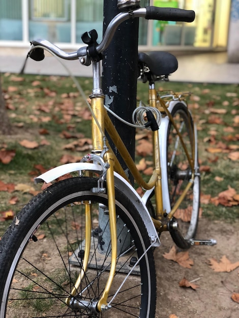 Bicicleta estacionada na calçada