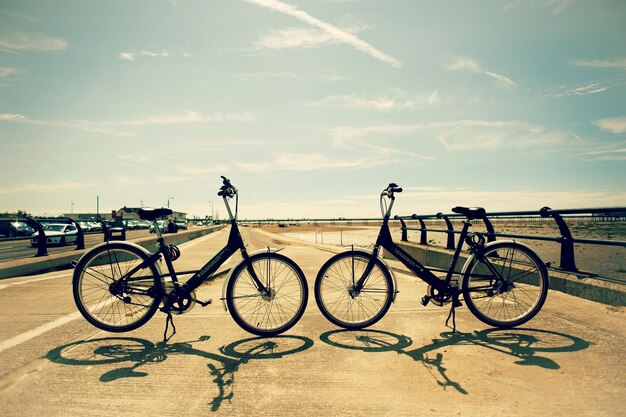 Bicicleta estacionada na praia