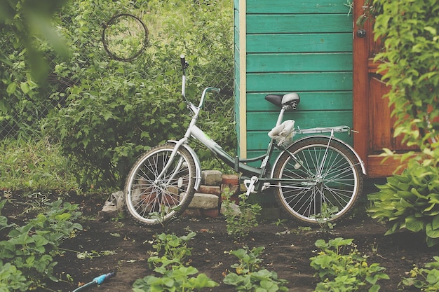 Bicicleta estacionada nas dunas na Holanda