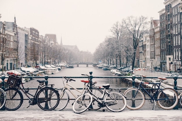 Bicicleta estacionada nas ruas de amsterdam holanda