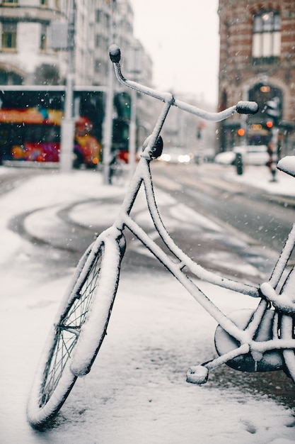 bicicleta estacionada nas ruas de amsterdam holanda