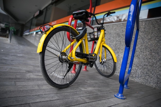 Bicicleta estacionada nas ruas